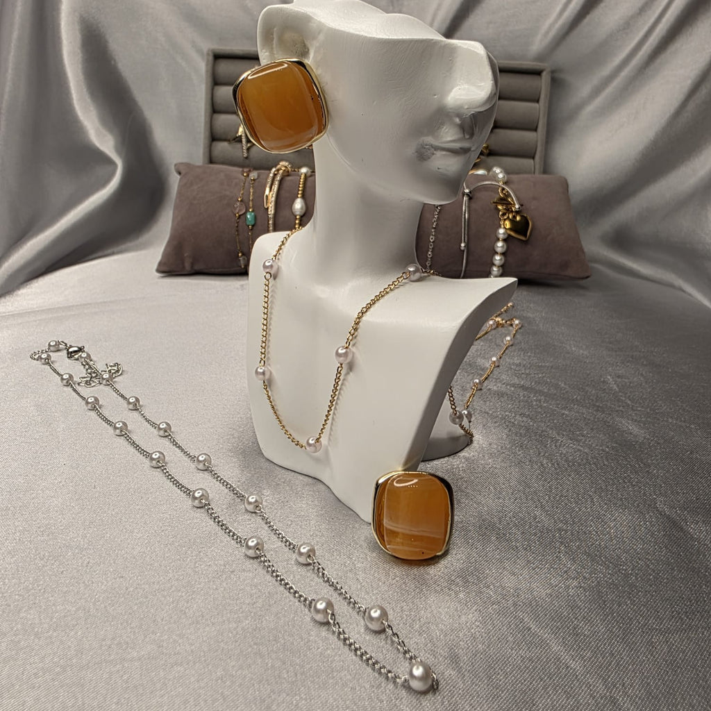 The Élise Pearl Chain